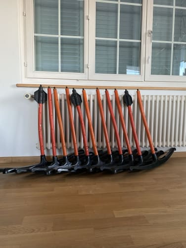Die Bügel warten noch auf ihre Gravur.