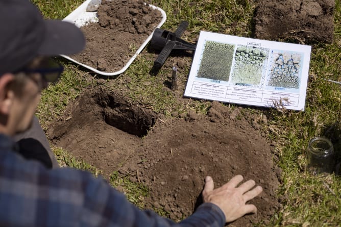 Soil sampling and analysis in La Chimba Soil Residency