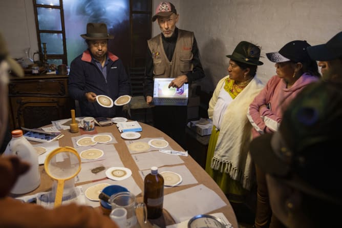Workshop on soil chromatography with the Upayaku community
