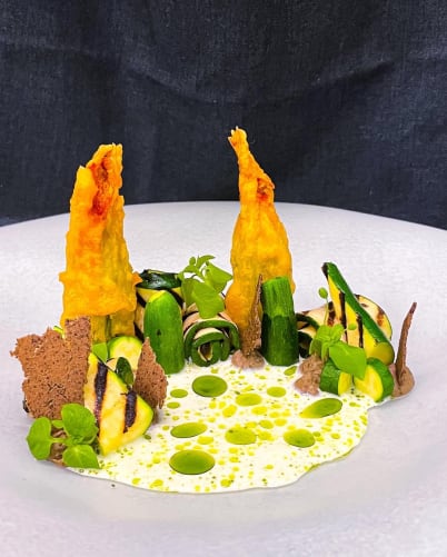 Zucchettiblüte-Schwarze Bohnen-Ricotta-Fermentierte Beurre Blanc