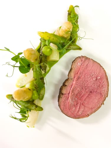 Berner Lamm-Seelandspargel-Erbsen-Salsa Verde