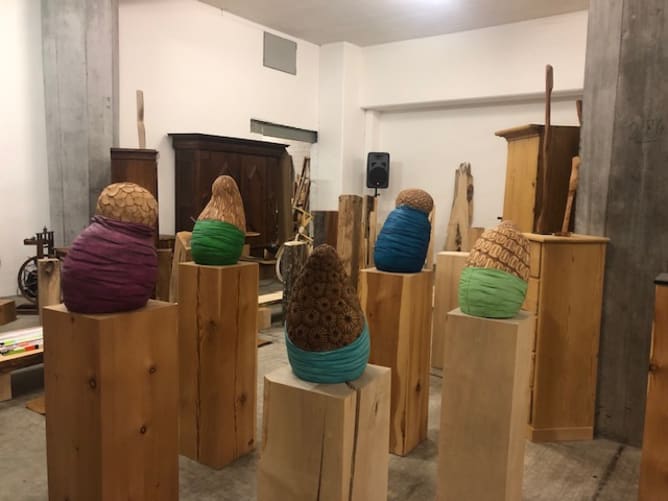 Skulpturen in Schieflage von Anita Peter