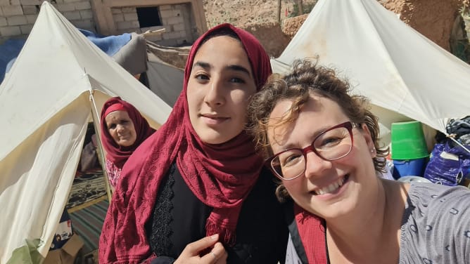 Menschen in den Zelten nach dem Erdbeben