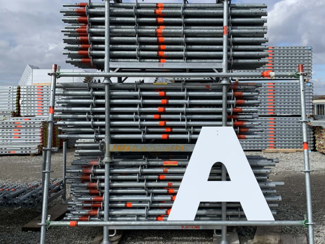 AHHH! Die Produktion der Buchstaben hat bereits begonnen.