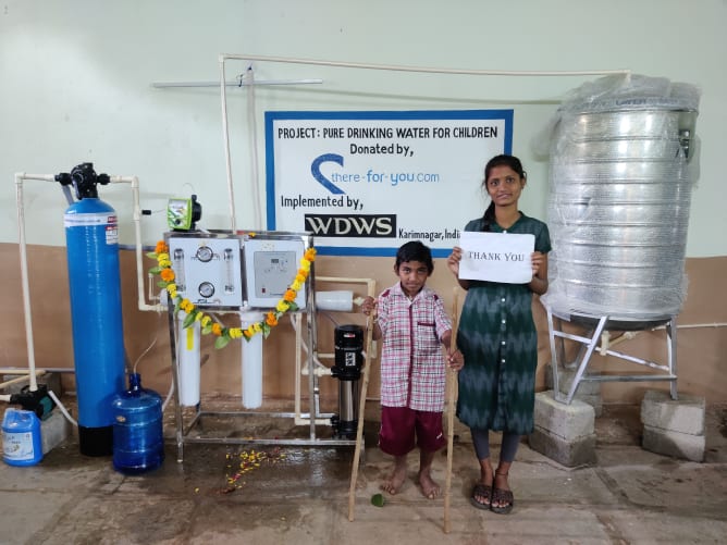 Des élèves de Karimnagar remerciant WDWS pour le système de filtration
