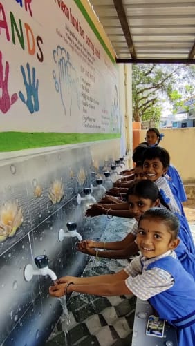 Élèves de Karimnagar après l’installation du système d’eau potable
