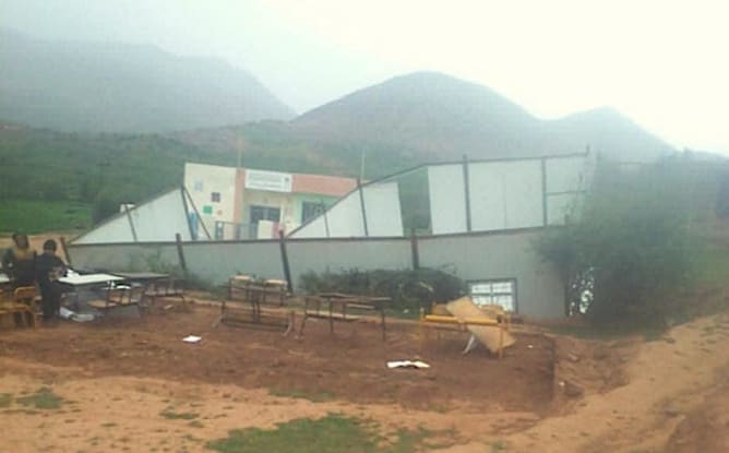 L'école préfabriquée détruite par le vent