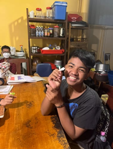 Classes take place in the kitchen (which is outdoors), amid the sound of the irrigation pipe used as a dishwasher, the noise of meal preparation, and the natural ambient sounds.