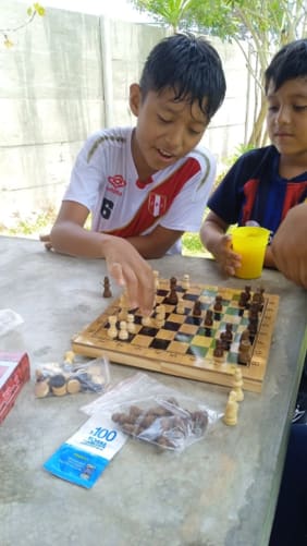 Kinder beim Schachspiel