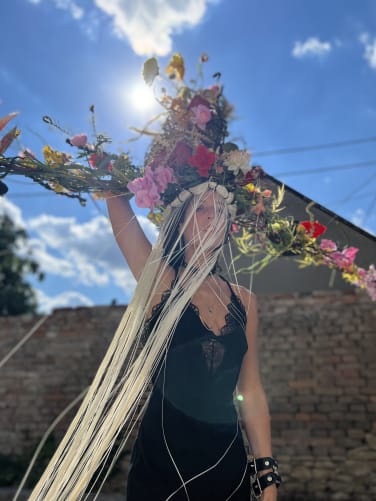Katharina Kummer mit Blumenskulptur von Alma Bektas