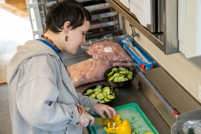 In unserer Küche für die Wohn- und Arbeitsintegration bieten wir auch Ausbildungsplätze an.