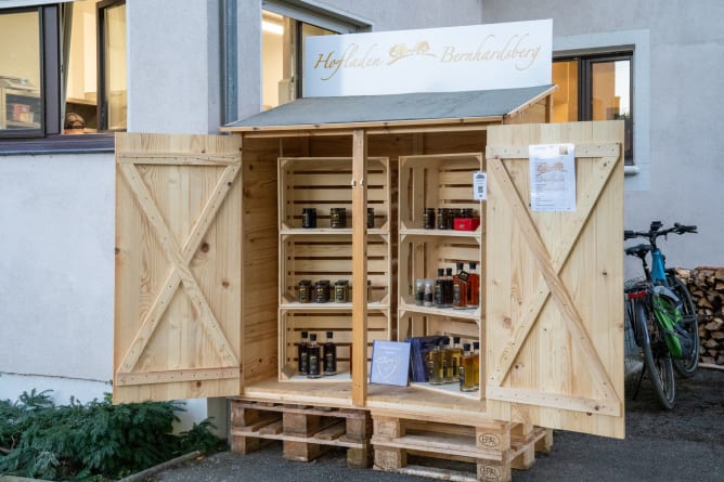 Unser kleiner Hofladen auf dem Bernhardsberg erfreut Spaziergänger, die unsere tolle Lage auf einer Anhöhe zwischen Oberwil, Therwil und Biel-Benken auch lieben.