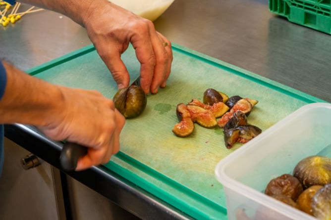 In unserer Küche werden die landwirtschaflichen Erzeugnisse zu hochwertigen Produkten verarbeitet.