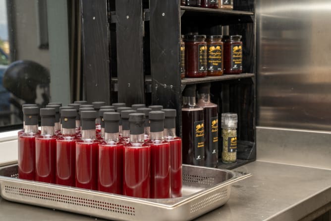 Es entstehen diverse Varianten Konfitüre, Senf, Essig, Sirup und mehr.