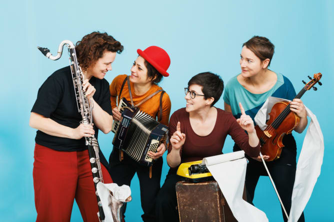 Julia, Franziska, Johanna und Judith beim Dichten!