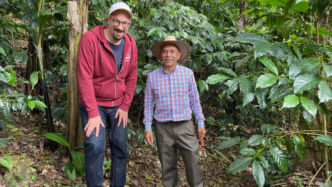 Benson und Kaffeefarmer Herminio Castro aus Corral Grande