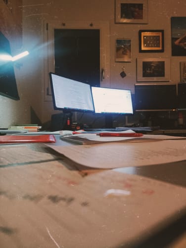 🌙 Slide 3 – Late-Night-Vibes, Sturm im Kopf, Licht im Herzen 🌌 Wenn alles schläft, brennt mein Kopf. Und mein Herz schreibt weiter. Der Sturm kennt keine Bürozeiten.