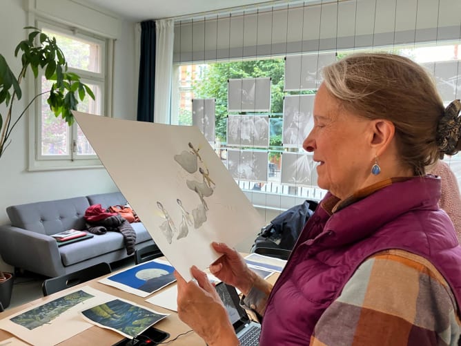 A la Maison Noctua à Fribourg, à l’heure de découvrir les illustrations de Croc’Moustique, réalisées par Lucie Fiore.