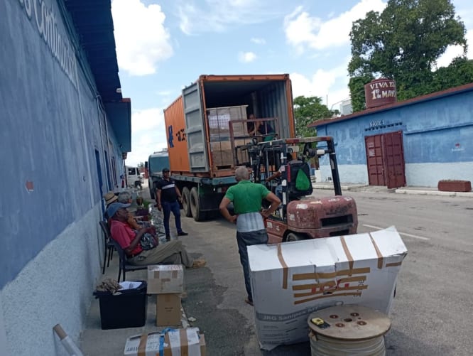 Der Solarfreeze-Container wird in Havanna entladen