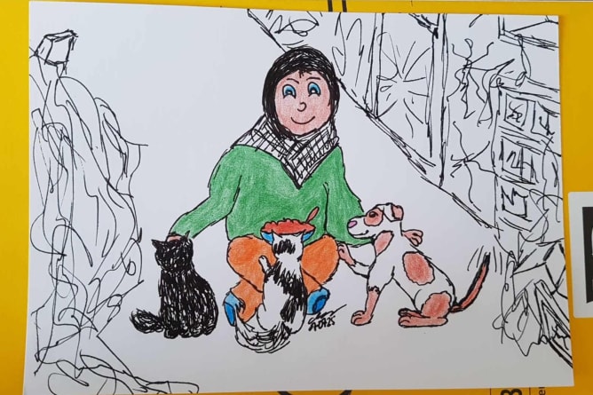 Petit enfant nourrissant des animaux errants
