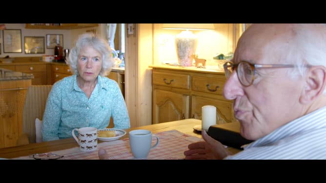 Die Frau des Hoteldirektors ist von den Plänen ihres Mannes nicht begeistert. Filmstill © Turaco Filmproduktion