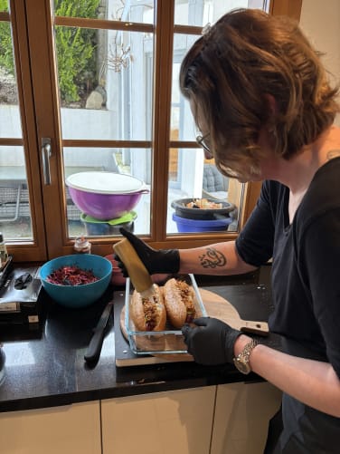 Testessen Zuhause mit der Familie