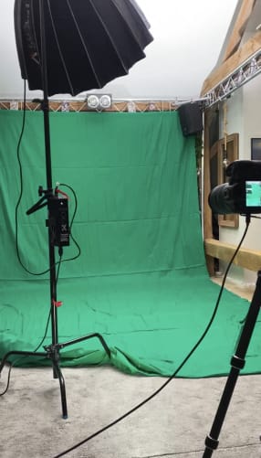 Am Anfang hatten wir keinen Ort zum Filmen: Wir bauten unser allererstes «Fotostudio» in... Lucas Dachboden auf!  Wir bastelten, testeten und lernten bei jeder Sitzung, immer mit dem Wunsch, uns zu verbessern und das Beste zu bieten.