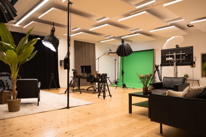 Heute ist daraus unser 3-in-1-Studio geworden: ein lebendiger, warmer Raum, der bereit ist, all Ihre Ideen aufzunehmen und Ihre verrücktesten Projekte zum Leben zu erwecken.
