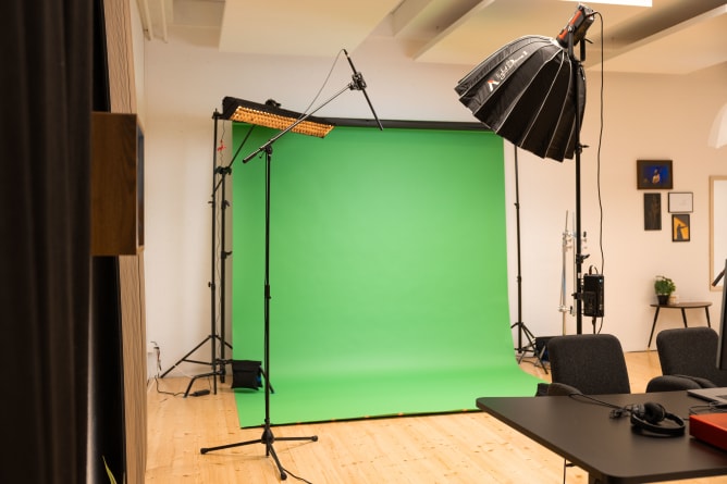 2: Unser Bereich für die Erstellung von Reels und dynamischen Videos für soziale Netzwerke: Licht, Kulissen, alles, um Ihnen zu helfen, sich von der Masse abzuheben.