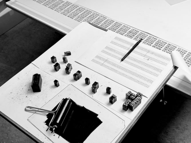Arbeitsutensilien während der Arbeit des Werks «What if the data do not lie?»