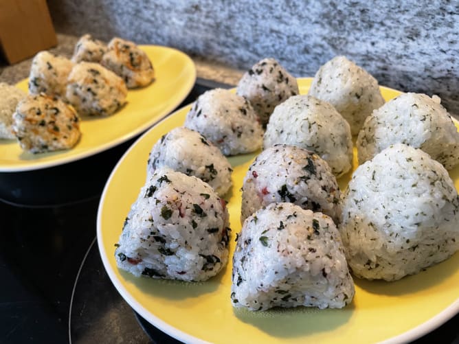 Ob dreieckig, viereckig oder rund: Onigiri sind leckere Reisbällchen und gehören in jede Bentobox.