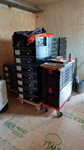 Die vormontierten Batterien warten auf ihren Einsatz