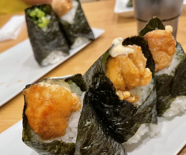 Ob dreieckig, viereckig oder rund: Onigiri sind leckere Reisbällchen und gehören in jede Bentobox.