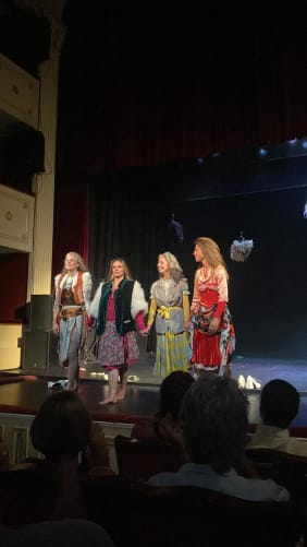 Receiving applause from a entusiastic audience after an intense performance at the classic Apollon Theater 🥰
