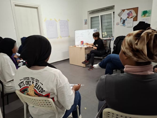 Kurs in einem Heim für geflüchtete Minderjährige Mädchen in Athen