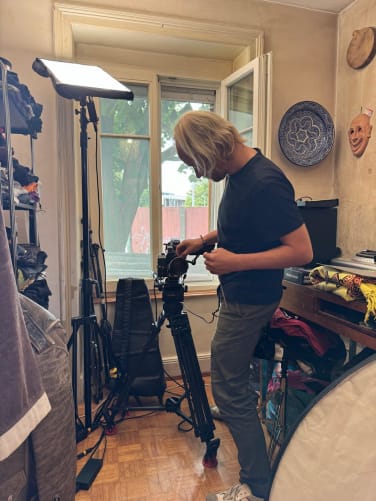 Niklas beim Kamera einrichten