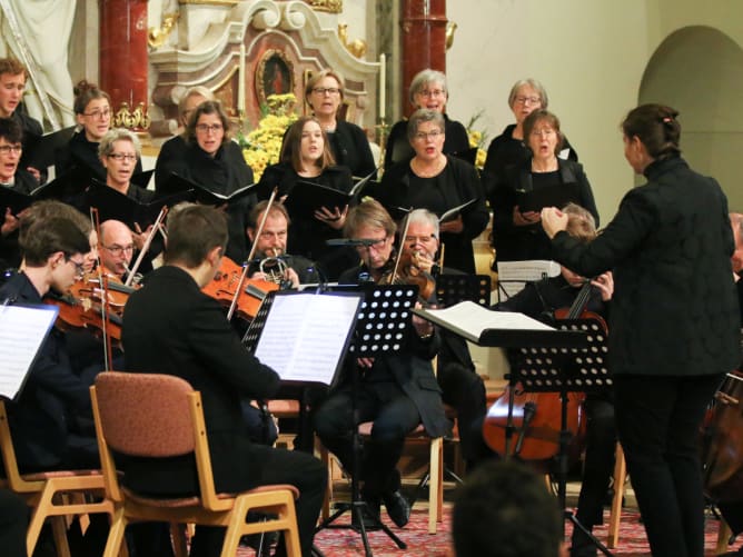 Chor und Orchester im Einsatz im Kloster Engelberg