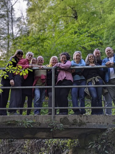 Spontan gebildete Wandergruppe bei einem Verdauungsspaziergang