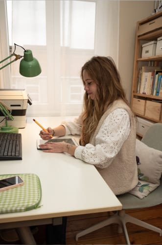 L’illustratrice et graphiste: Chloé a grandi à la campagne, elle inventait des mondes peuplés de fées et de créatures magiques. Aujourd’hui, elle vit à Bruxelles entourée de crayons de couleur, de plantes, de trésors chinés et elle partage son univers à travers l'illustration, le tatouage et le graphisme.