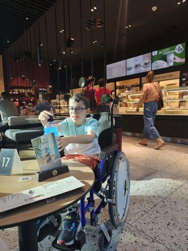 Michał verbringt seinen Alltag im Rollstuhl