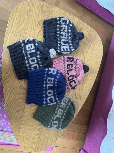 Wollkappen aus Alpaka-Wolle mit Aufschrift «Grauer Block», handgefertigt