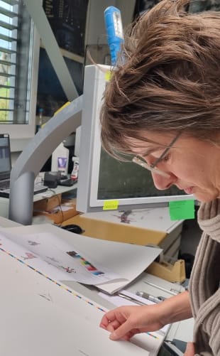 Prüfender Blick in der Druckerei