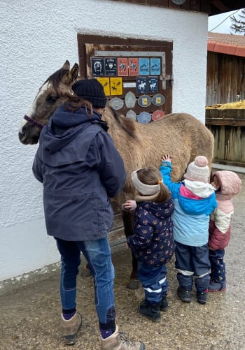 Mélanie et les enfants qui prennent soin de Kéa