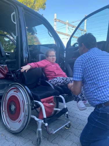 Assistenz im Alltag  - Transfer aus dem Auto 
