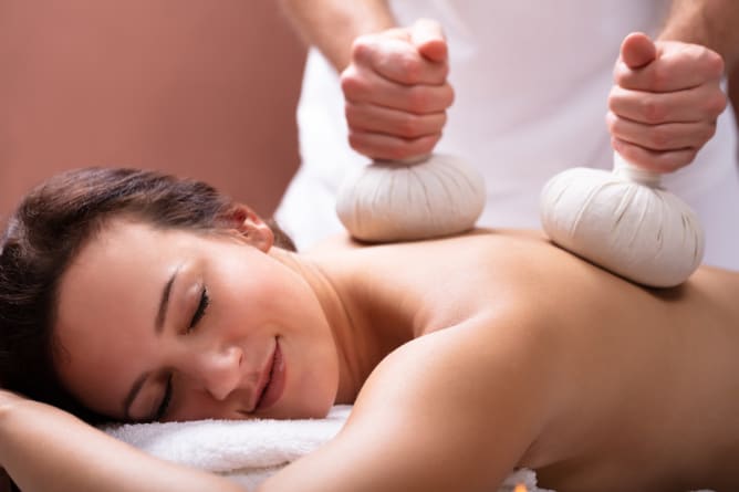 Sanfte Kräuterstempelmassage