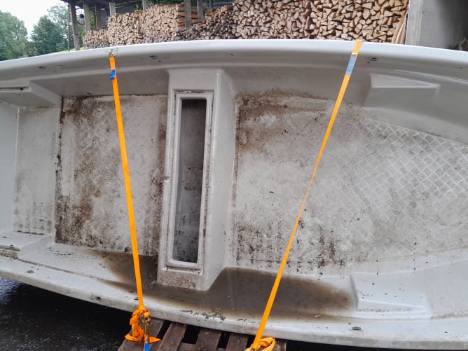 Zuerst musste ich das Boot von Staub und Schmutz befreien.