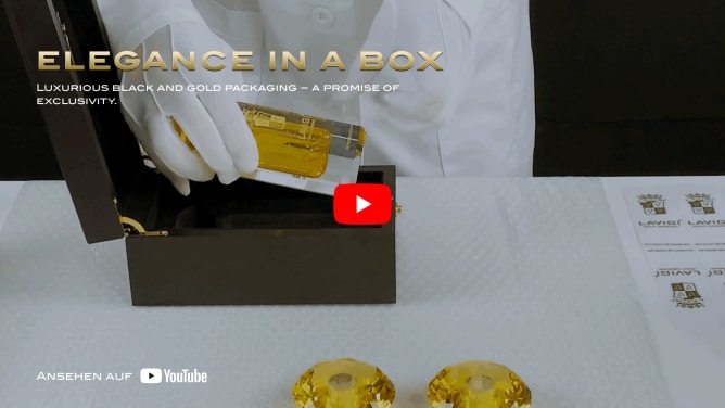 Luxuriöse Verpackung in Schwarz und Gold – ein Versprechen von Exklusivität.