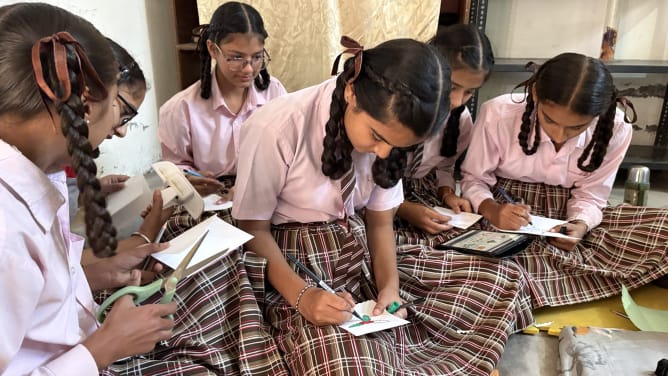 Die Kinder basteln eifrig