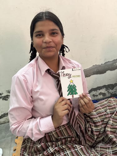 Rajneet präsentiert stolz ihre erste Karte