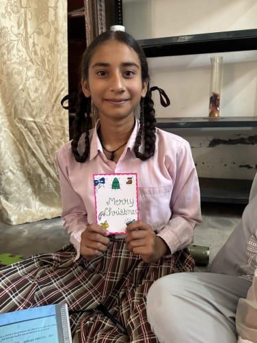 Sehaj hat viel Freude beim Gestalten